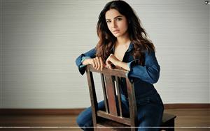 Jasmin Bhasin is an enchantress in denims